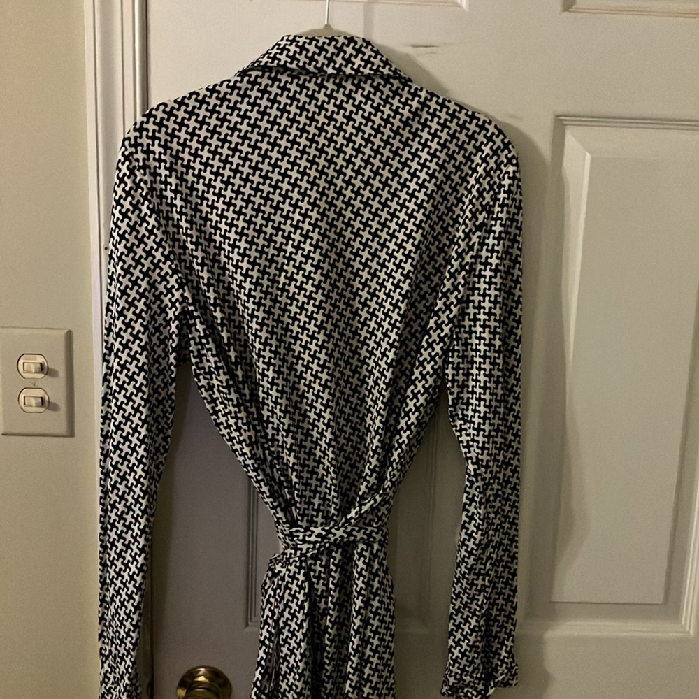 Diane Von Furstenberg- Iconic Shirt Waist Tie Dress Updated in Funky Pattern,EUC - Picture 8 of 11